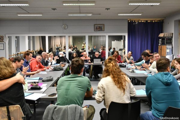 Krešimir Dolenčić u Komediji režira predstavu 'Radio Dubrava', koja je dio repertoara ove sezone