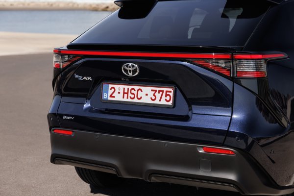 Toyota bZ4X FWD Deep Blue Metalik