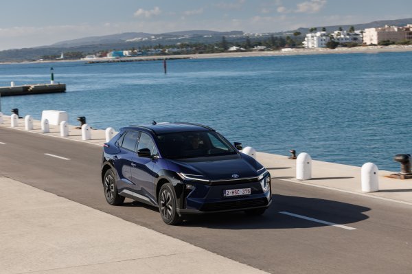 Toyota bZ4X FWD Deep Blue Metalik