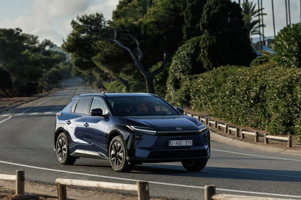 Toyota bZ4X FWD Deep Blue Metalik