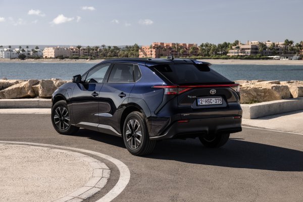 Toyota bZ4X FWD Deep Blue Metalik