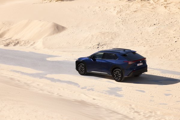 Toyota bZ4X FWD Deep Blue Metalik