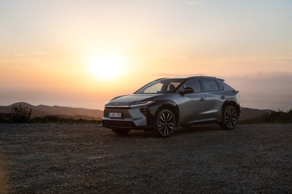 Toyota bZ4X AWD Precious Metal