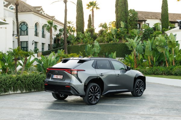 Toyota bZ4X AWD Precious Metal