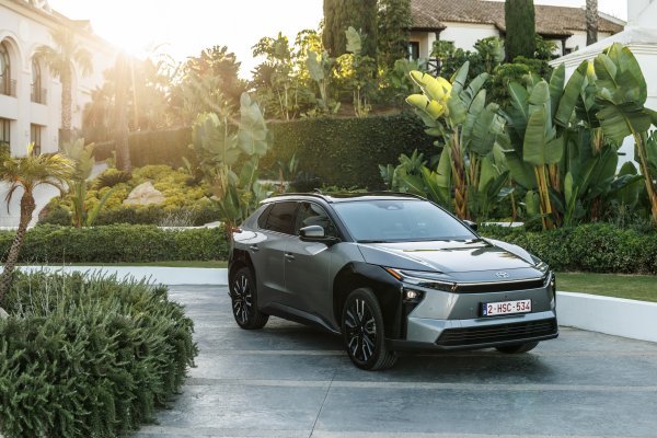 Toyota bZ4X AWD Precious Metal