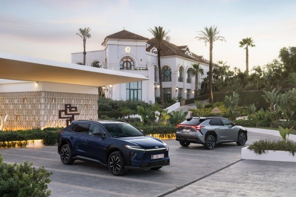 Toyota bZ4X AWD Precious Metal i Toyota bZ4X AWD Precious Metal (desno)