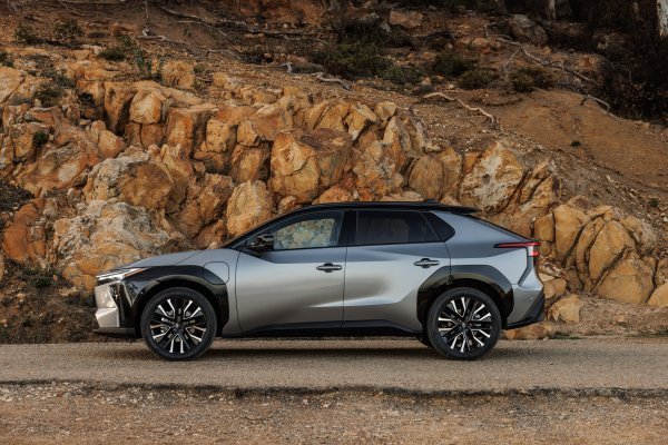 Toyota bZ4X AWD Precious Metal