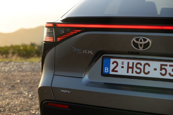 Toyota bZ4X AWD Precious Metal