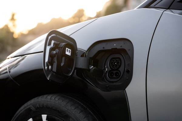 Toyota bZ4X AWD Precious Metal