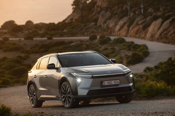 Toyota bZ4X AWD Precious Metal