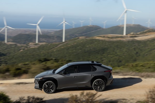 Toyota bZ4X AWD Precious Metal