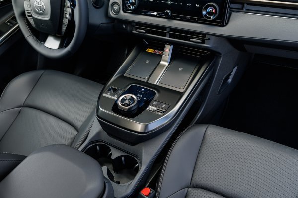 Toyota bZ4X AWD Precious Metal