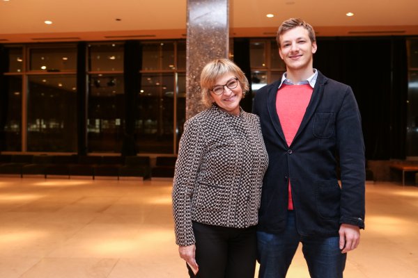 Slavica Knežević i sin Jan na premijeri predstave Za umrijet od smijeha 2017. godine