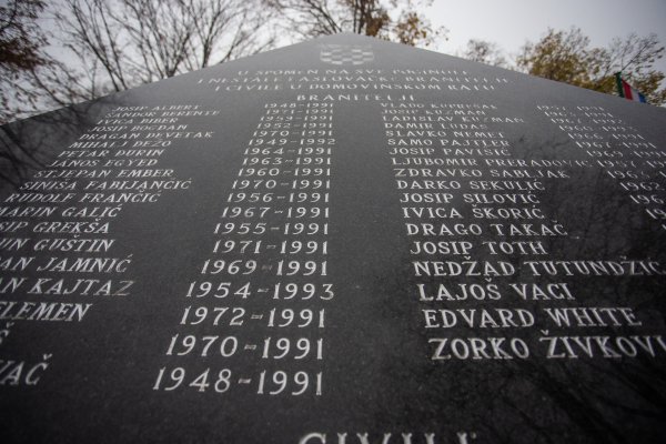 Spomen ploča žrtvama Domovinskog rata u Laslovu