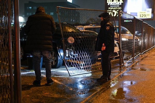 FOTO Krš u Zagrebu: Sletio s ceste i zabio se u ogradu auto servisa
