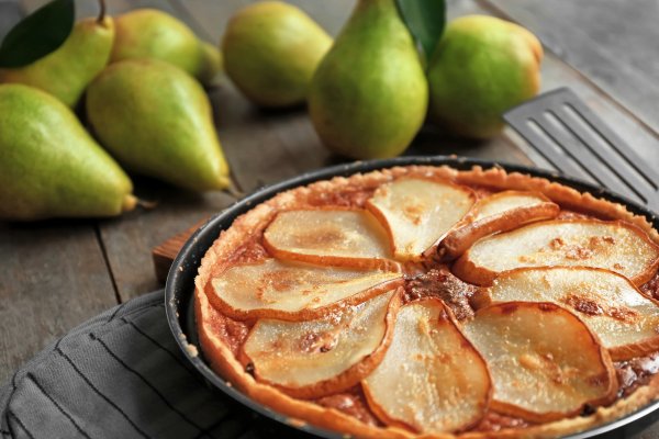 Ovaj desert Kombinira prhko, slatko tijesto, nježno kuhane kruške u sirupu i bogatu frangipane kremu od badema