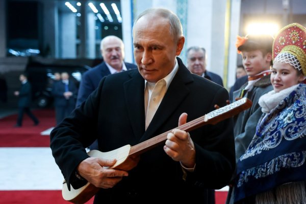 Vladimir Putin zasvirao lutnju