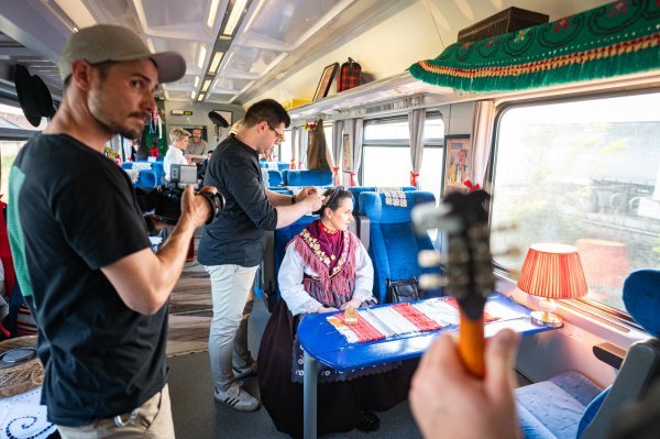 HŽ je odobrio ekipi HRT-a poseban vagon a njega je uredila scenografkinja Jelena Malenica 