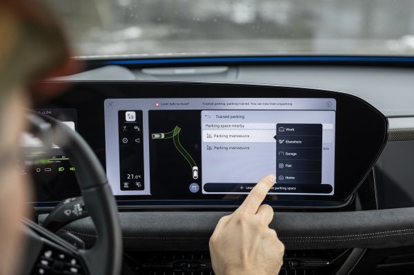 Funkcija 'Trenirano parkiranje' omogućuje pohranu i automatski izvršavanje do pet parkirnih manevara na privatnom posjedu