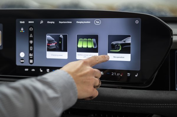 Optimizirana rekuperacija omogućuje kočenje do mirovanja bez prebacivanja na frikcionu kočnicu – za veći domet i udobnost