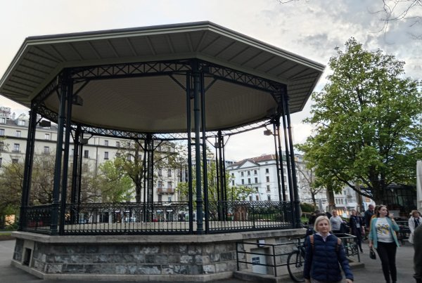 Le kiosque à musique de Genève - vuče na Zrinjevac, ali je u Švicarskoj
