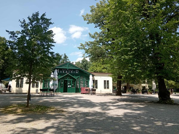 Pa odmah ugostiteljski objekt uz šetnicu