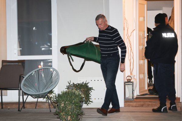 Iz kuće Andrije Mikulića za vrijeme pretresa policija iznosi razne predmete