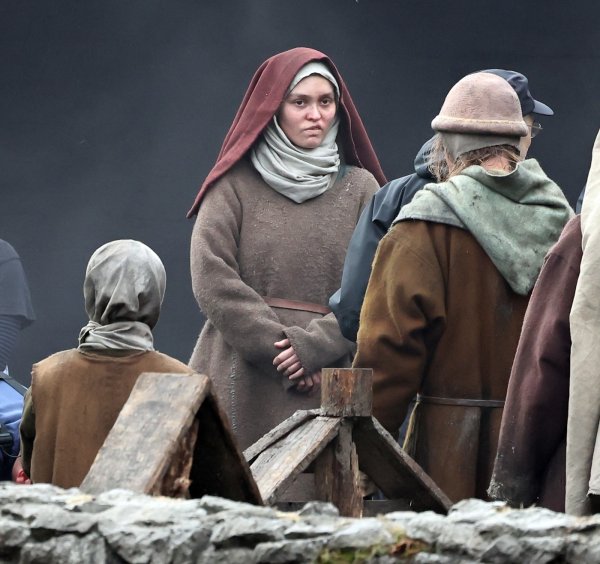 Lily-Rose Depp na setu filma 'Werwulf'