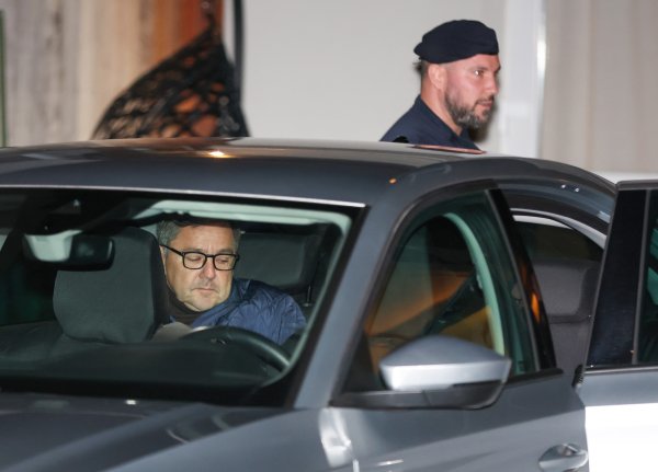 Izlazak Andrije Mikulića i inspektora iz kuće nakon opsežne pretrage