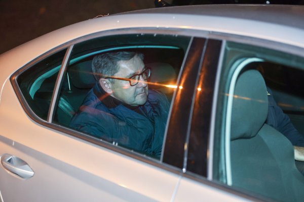 Izlazak Andrije Mikulića i inspektora iz kuće nakon opsežne pretrage