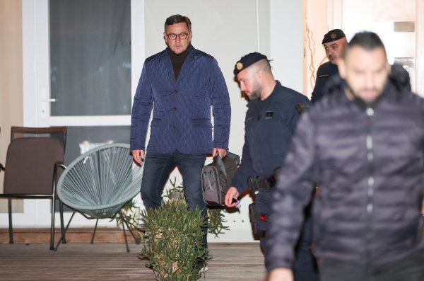 Izlazak Andrije Mikulića i inspektora iz kuće nakon opsežne pretrage