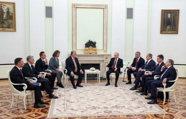 Viktor Orban i Vladimir Putin u društvu svojih delegacija