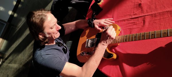 Humanitarna aukcija 'Gitara za Borisa': Nosi potpise najcjenjenijih glazbenika