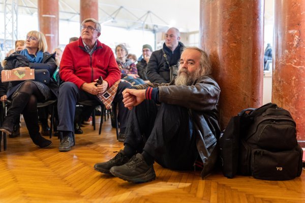 Miljenko Jergović i Vojko Obersnel zainteresirano slušaju panel