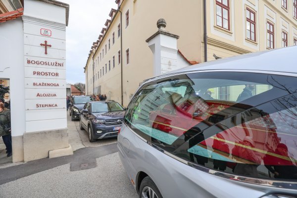 Ispraćaj relikvija blaženog Alojzija Stepinca sa Kaptola