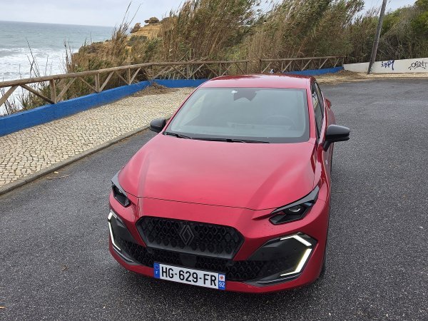 Renault Clio full hybrid E-tech esprit Alpine - Absolute Red crvena boja