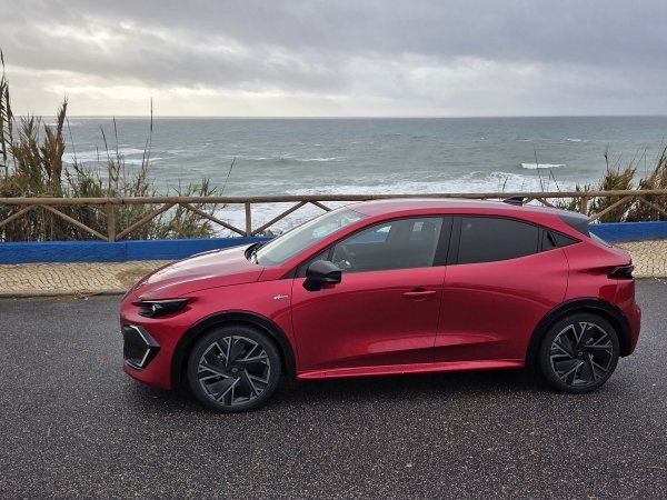 Renault Clio full hybrid E-tech esprit Alpine - Absolute Red crvena boja