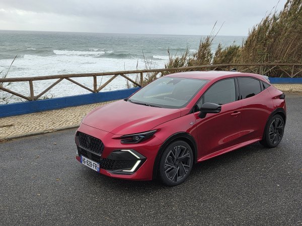 Renault Clio full hybrid E-tech esprit Alpine - Absolute Red crvena boja