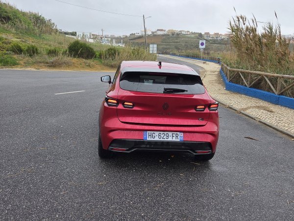 Renault Clio full hybrid E-tech esprit Alpine - Absolute Red crvena boja