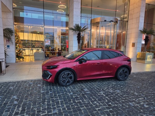 Renault Clio full hybrid E-tech esprit Alpine - Absolute Red crvena boja