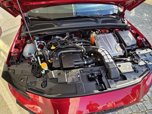 Renault Clio full hybrid E-tech esprit Alpine - Absolute Red crvena boja