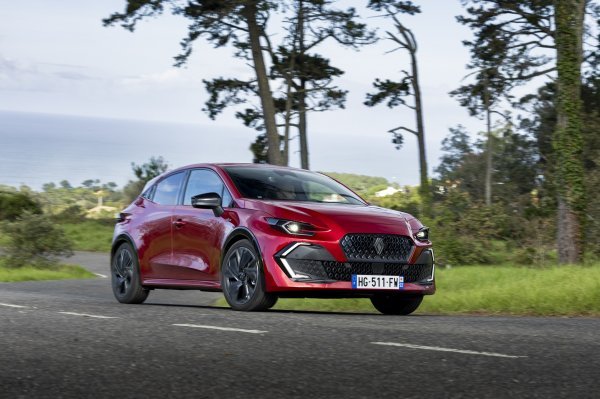 Renault Clio full hybrid E-tech esprit Alpine - Absolute Red crvena boja