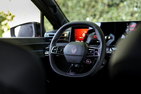 Renault Clio full hybrid E-tech esprit Alpine - Absolute Red crvena boja