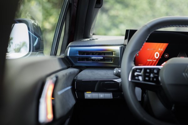 Renault Clio full hybrid E-tech esprit Alpine - Absolute Red crvena boja