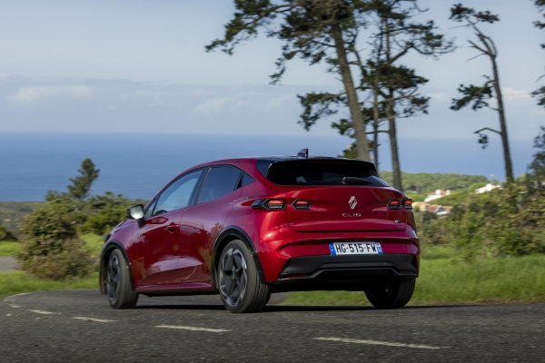 Renault Clio full hybrid E-tech techno - Absolute Red crvena boja