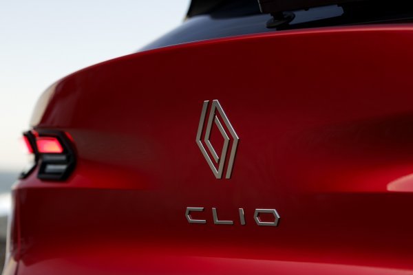 Renault Clio full hybrid E-tech techno - Absolute Red crvena boja