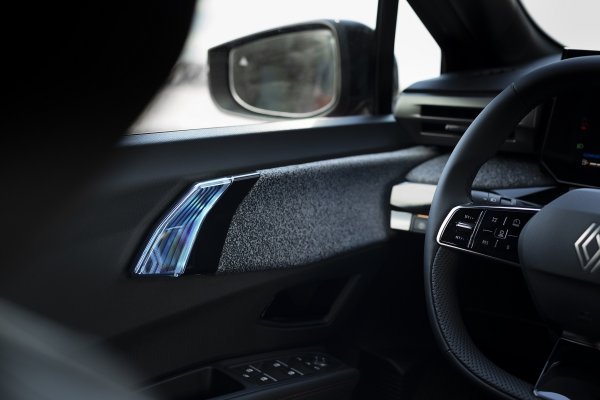 Renault Clio full hybrid E-tech techno - Absolute Red crvena boja