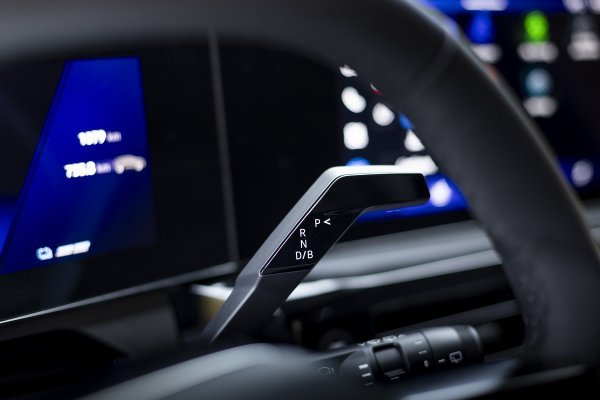 Renault Clio full hybrid E-tech techno - Absolute Red crvena boja