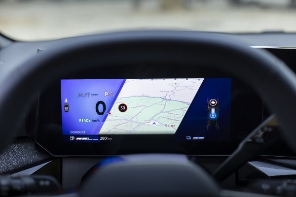 Renault Clio full hybrid E-tech techno - Absolute Red crvena boja