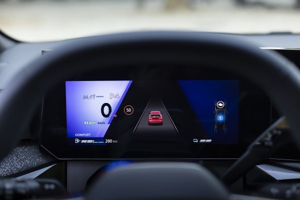 Renault Clio full hybrid E-tech techno - Absolute Red crvena boja